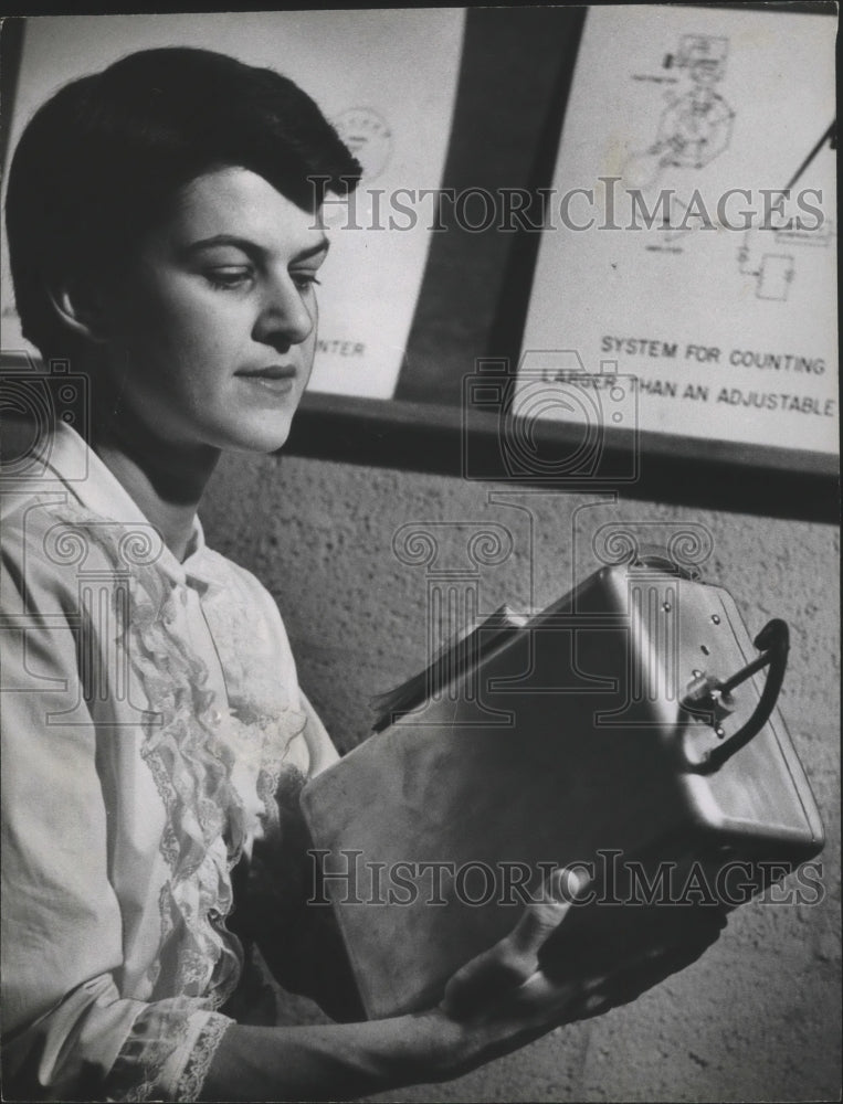 1959 Press Photo Mrs. Lee Cooper measures dust at Southern Research Institute - Historic Images