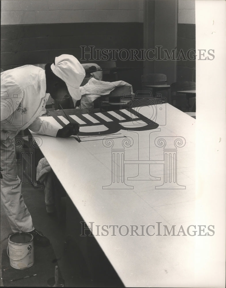 1986 Sign Painter in Duvall Prison - Historic Images