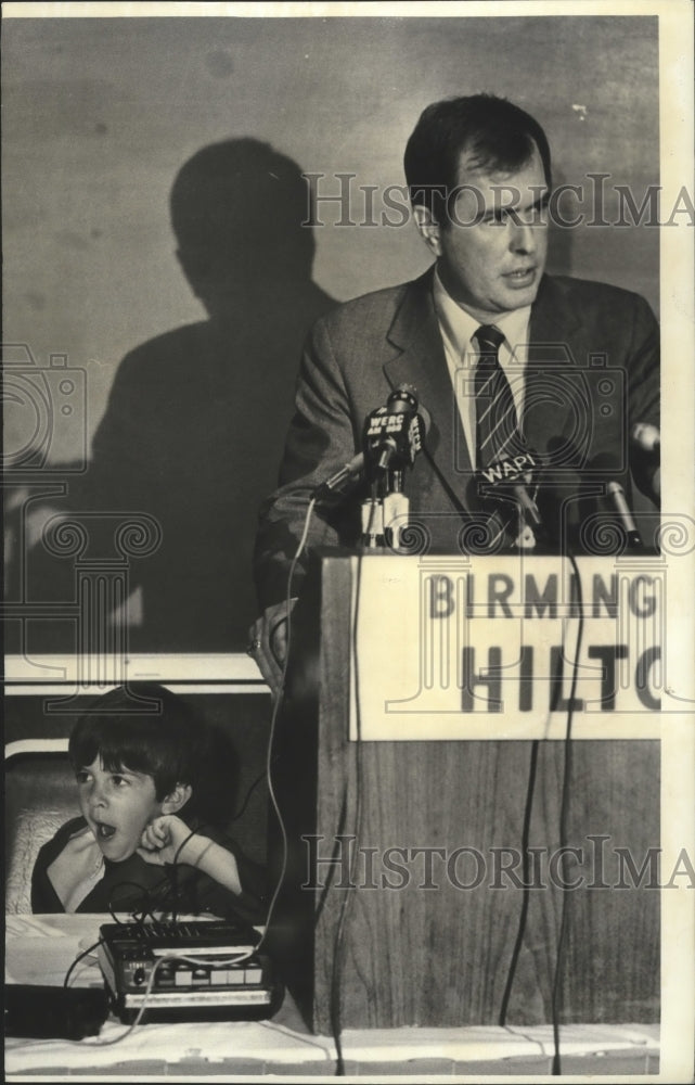 1982, Politician Bill Baxley and son Louis, 3, yawns at Conference - Historic Images