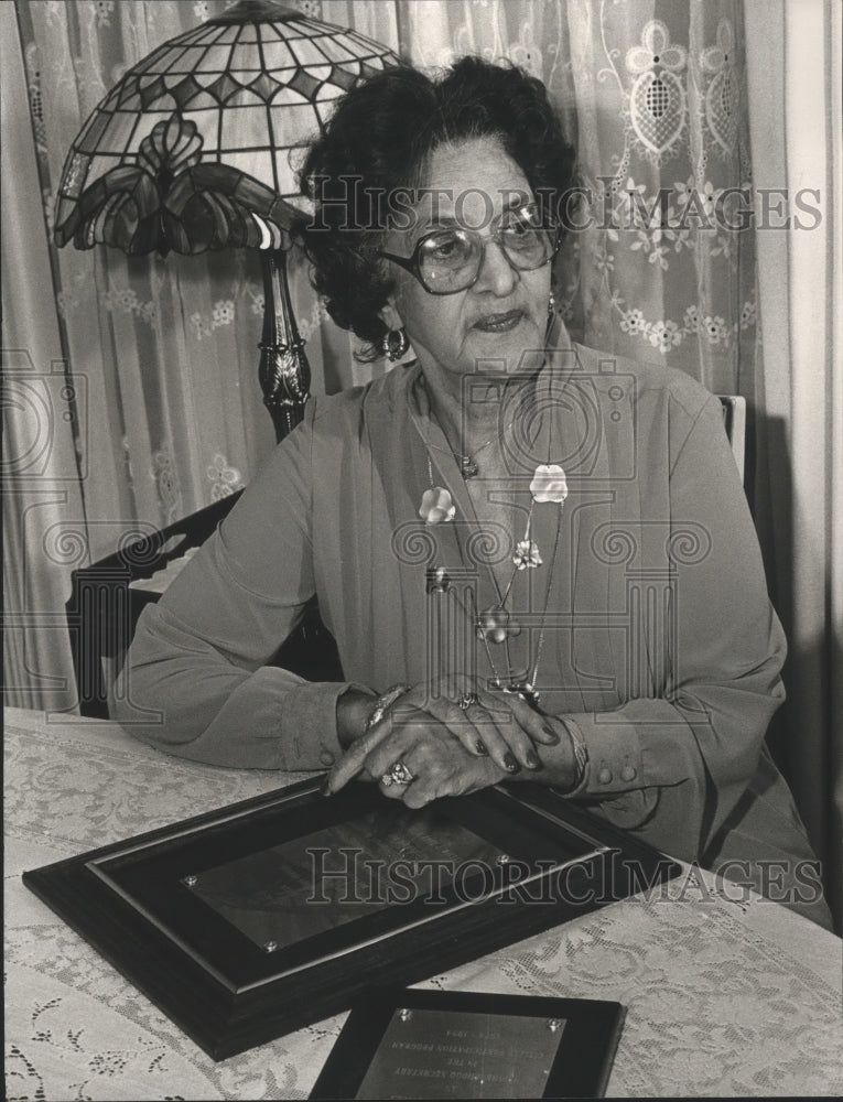 1984 Press Photo Educator Margaret Willis with plaques - abna26417 - Historic Images