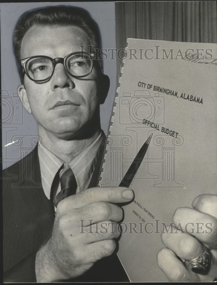 1971 Press Photo B. R. Winstead holding copy of official budget, Birmingham - Historic Images