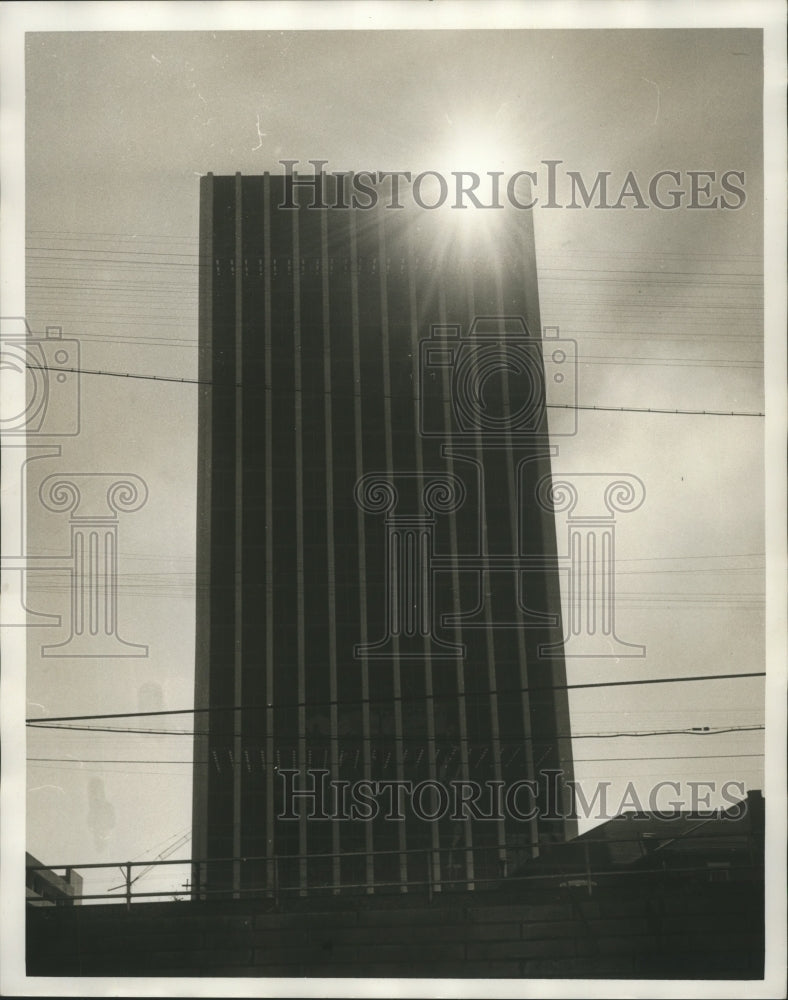 1971 Press Photo Sun shines behind Daniel Building in Birmingham, Alabama - Historic Images