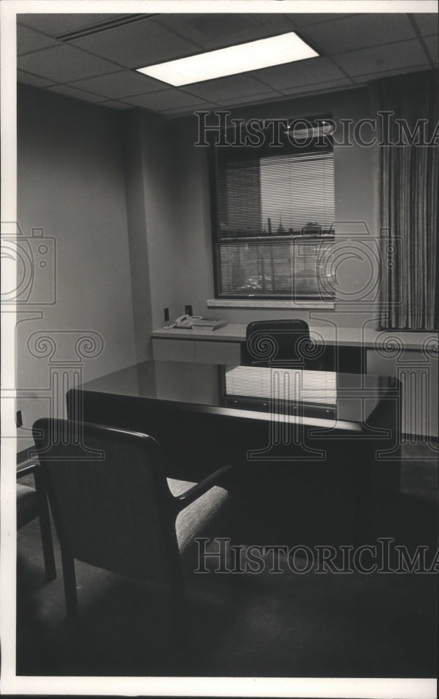 1985, Mayor&#39;s new office furniture, City Hall, Birmingham, Alabama - Historic Images