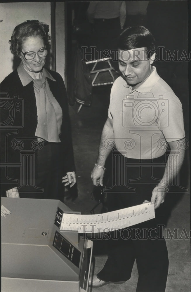 1984 Press Photo Frances Bailey watches Larry Contri at New Voting Machine - Historic Images