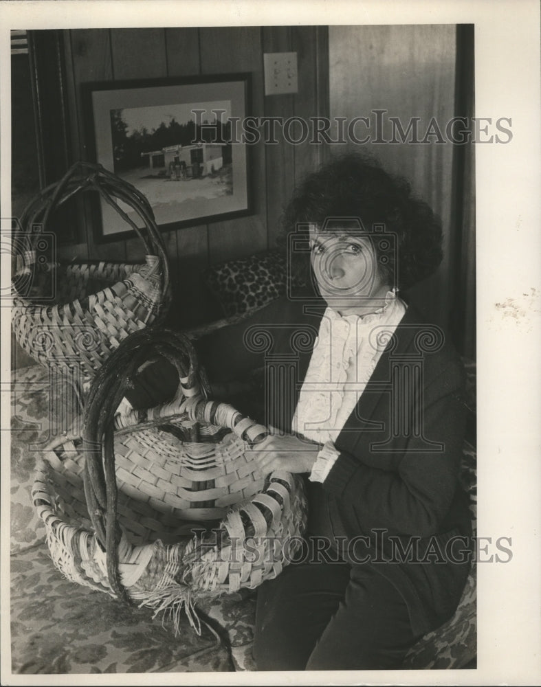 1989, Betty Coker, Artist Sign Painter and Basket maker - abna26564 - Historic Images