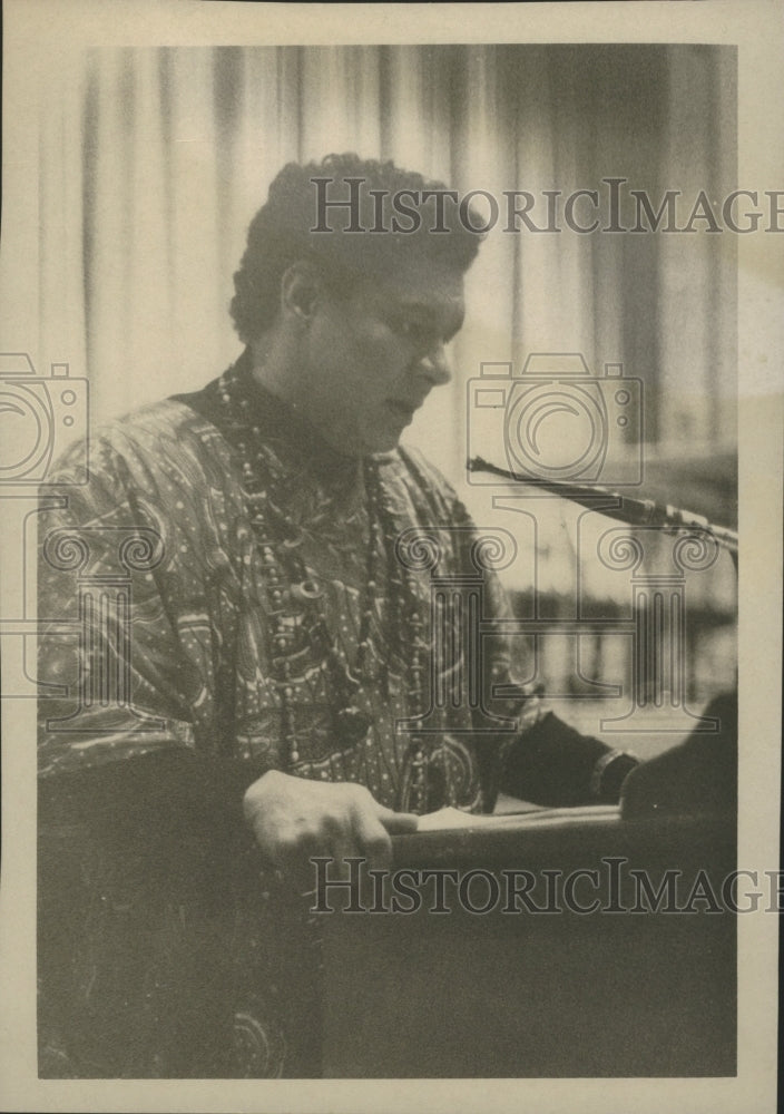 1968 Press Photo Doctor John Cashin of Huntsville addressing group at University - Historic Images