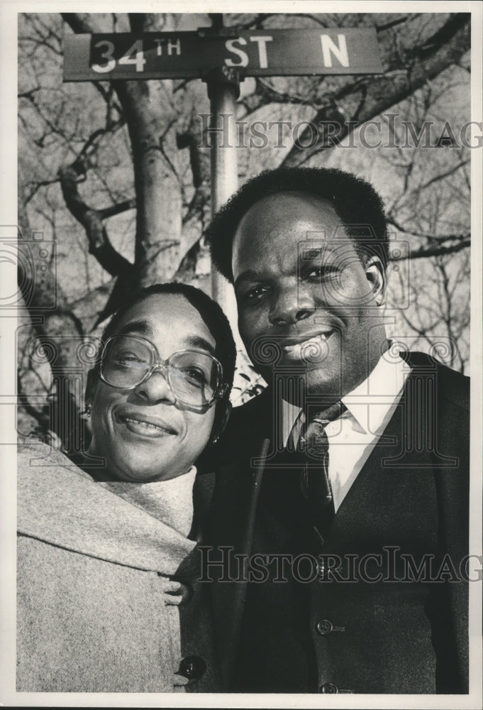 1989 Reverend Don Bush and wife for the miracle on 34th street story - Historic Images