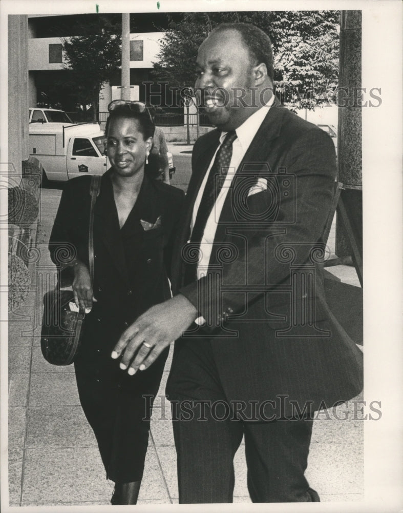 1989, Representative Patricia Davis escorted into the federal court - Historic Images