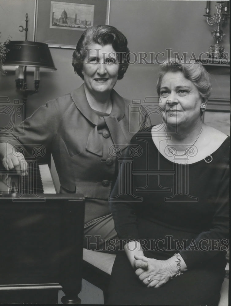 1964 Press Photo Mrs. Harvey Deramus retiring, new Pres. Mrs. D. Trotter Jones - Historic Images