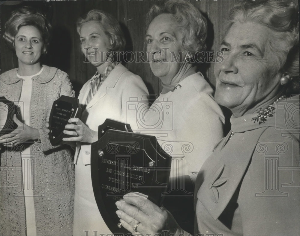 1971 Press Photo Interclub Council Women receive awards for winning clubs - Historic Images