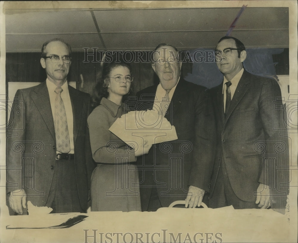 1971 Press Photo W.T. Willis, Technology Director posing with others - abna26941 - Historic Images