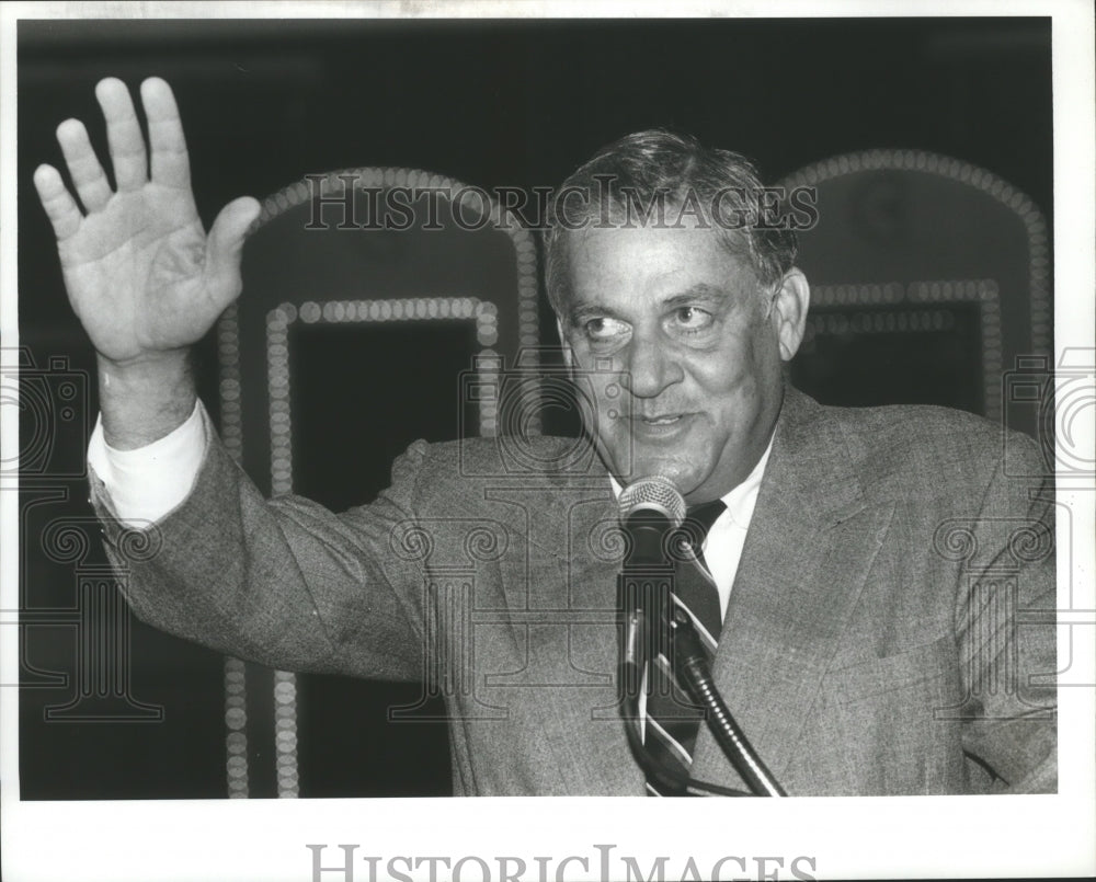 1992 Press Photo Jim Wilson Jr. talks to press about Riverchase Galleria complex - Historic Images