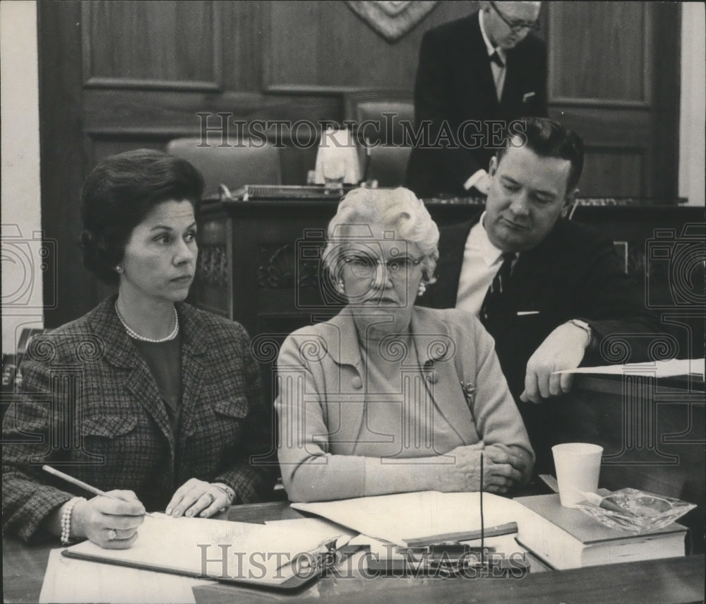 1967 Press Photo Elizabeth Wilson, Lessie Kreis, Clerks of the House - abna26952 - Historic Images