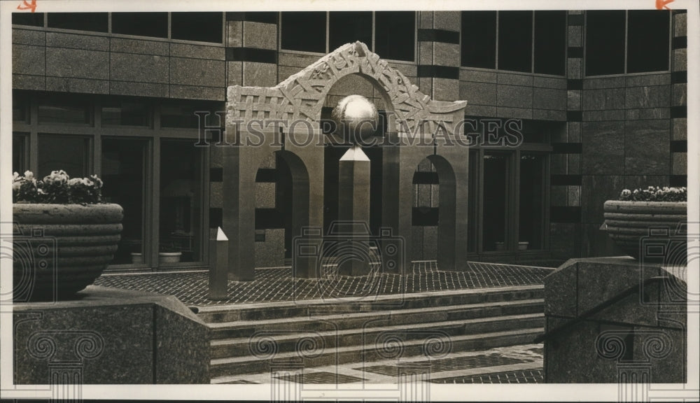 1990, Birmingham, Alabama Building: Am South Harbert Plaza, Sculpture - Historic Images