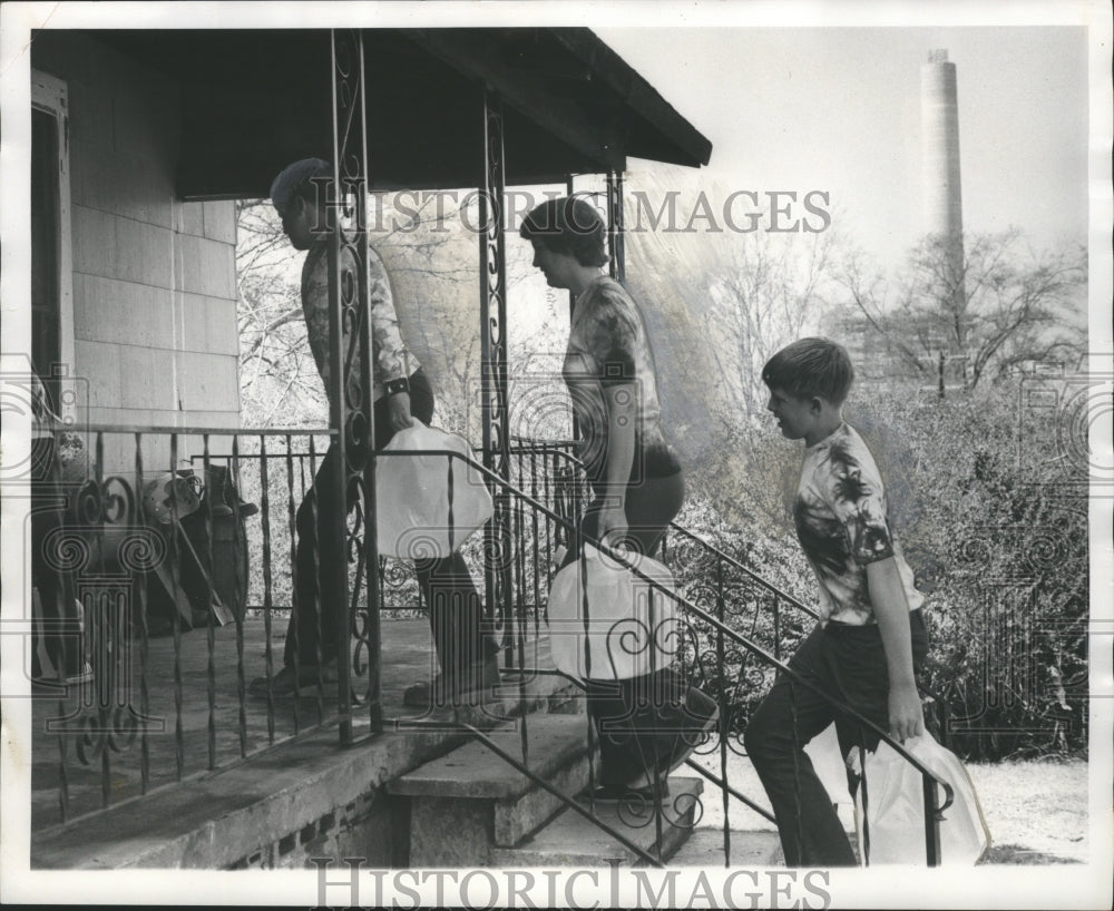 1976 Press Photo Mrs. Martha Sanders and Family carrying Water into Home - Historic Images