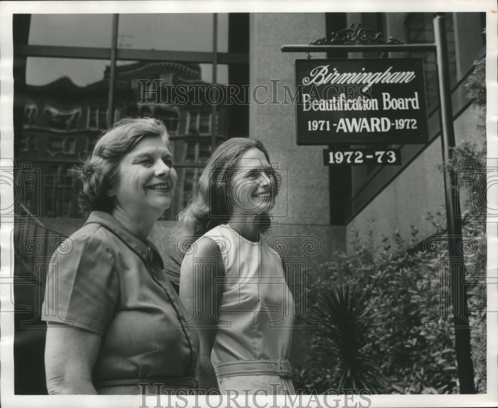 1974 Press Photo Mrs. Sterling Beaumont, Mrs. George Cassady of Beautification - Historic Images