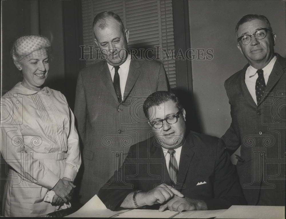 1964 Press Photo Senator James S. Clark with prison committee members - Historic Images