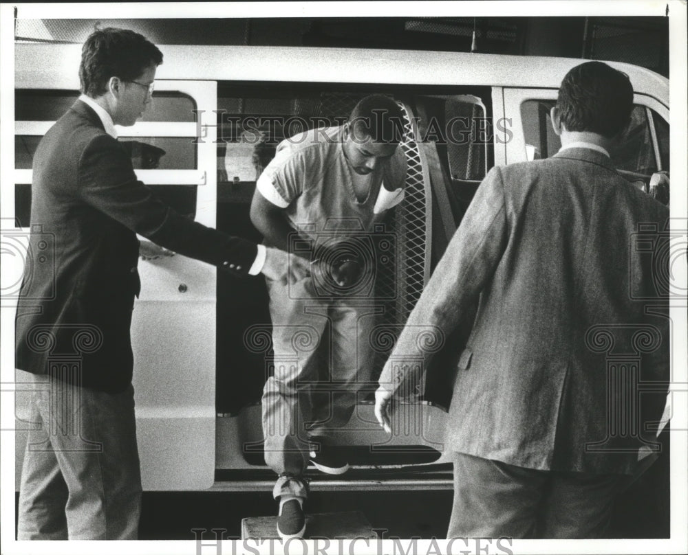 1992 Press Photo Eugene Clemons arrives at the county jail, Alabama - abna27077 - Historic Images