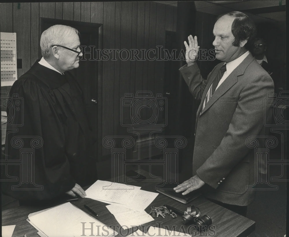 1983 Judge James W. Sharbutt and Mayor Nolen Clinkscales takes oath - Historic Images