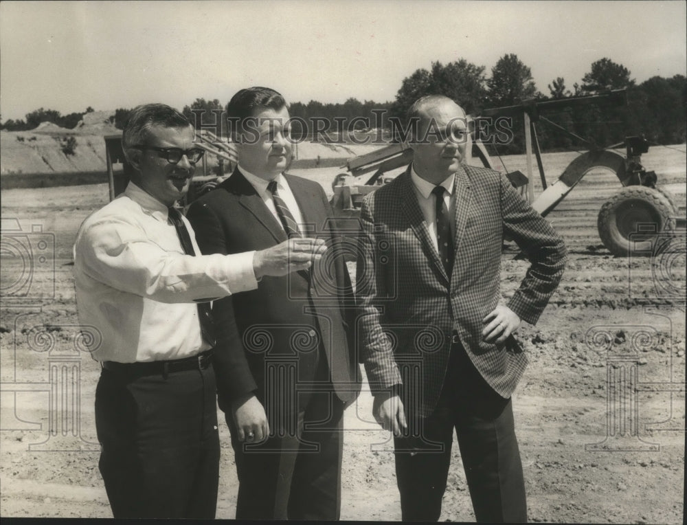 1969 Press Photo Pell City, Chamber President Bill Clow with Others at Park site - Historic Images