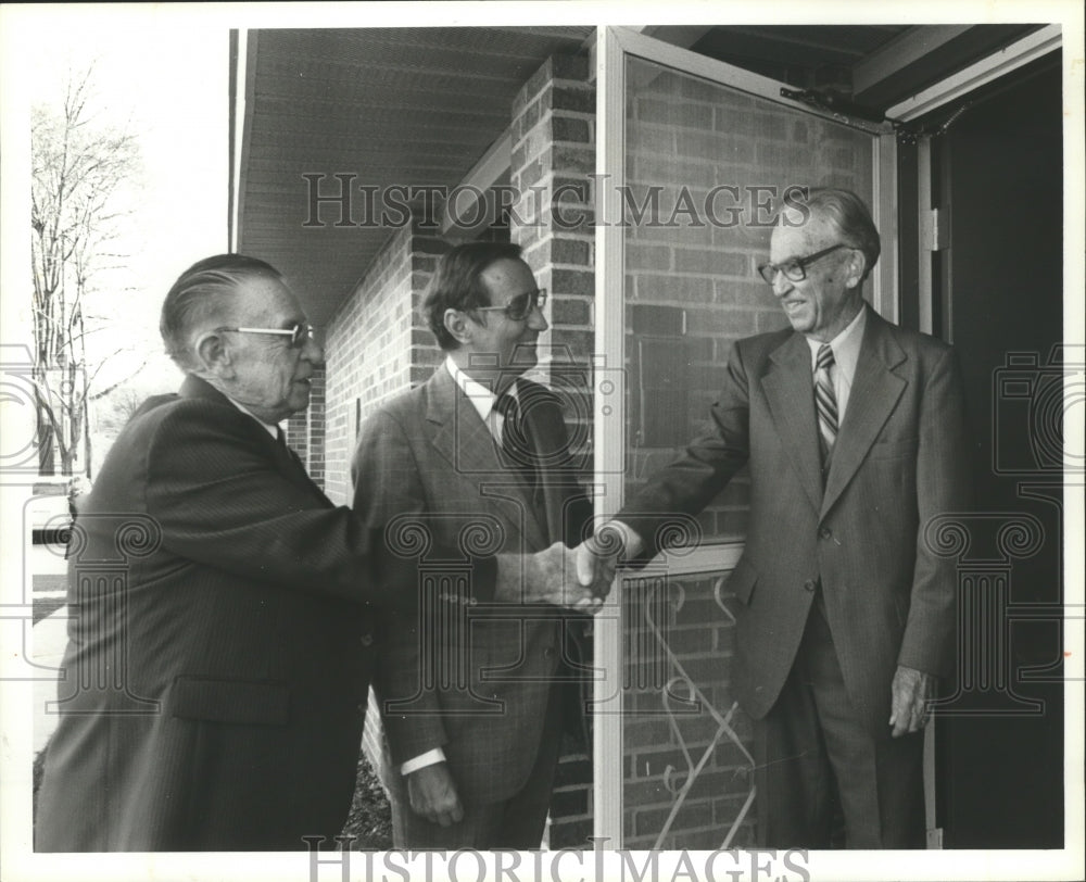 1981, Bob Burns, Tarrant Mayor, greeted by M. L. Mills at Home - Historic Images