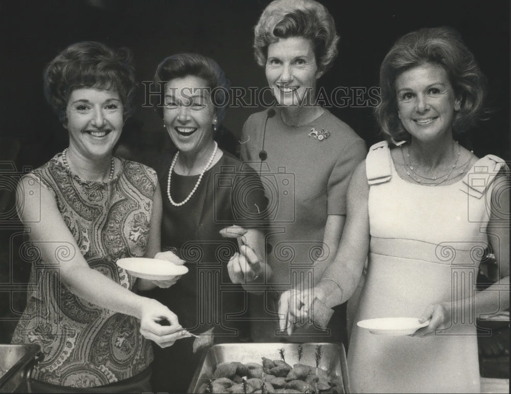 1968 Press Photo Mrs. Mowry Caplan, Mrs. Currie Keith Others with Appetizers-Historic Images