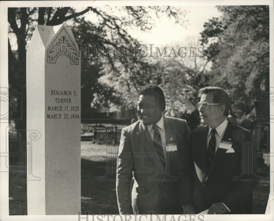 1985, Senator Jeremiah Denton at Benjamin Turner tombstone in Selma - Historic Images