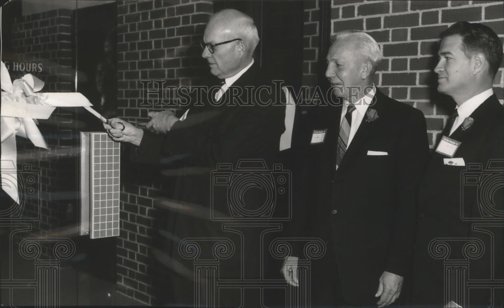 1960 Press Photo Mayor E.G. Walker, Homewood, Alabama, Cuts Ribbon on New Bank - Historic Images