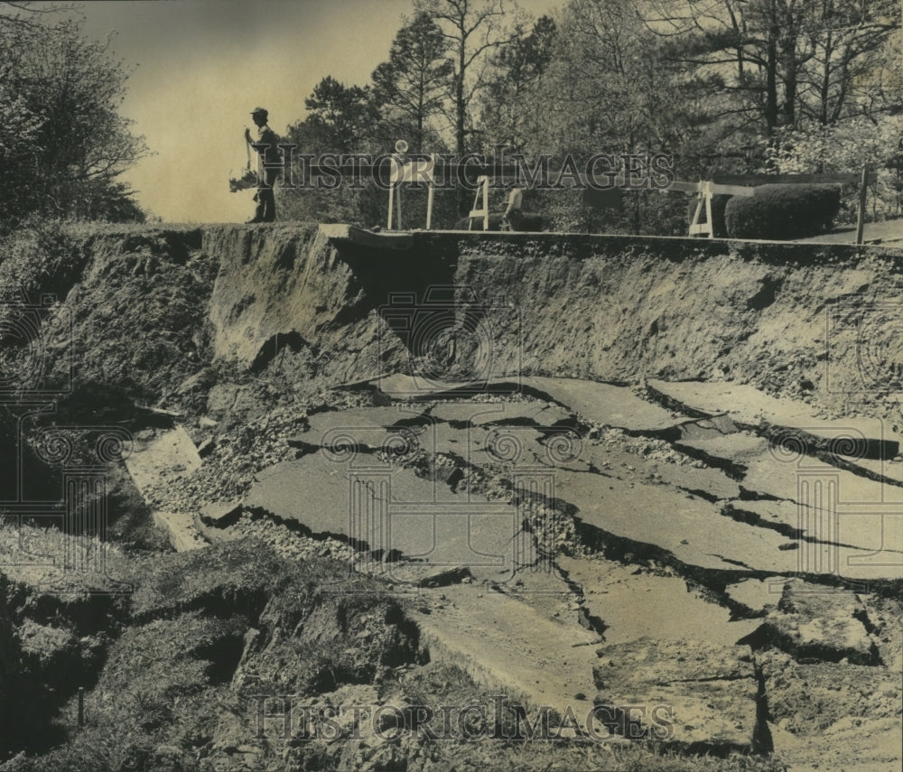 1976 Vestavia Hills&#39; Panorama Drive caved in due to Recent Rains - Historic Images