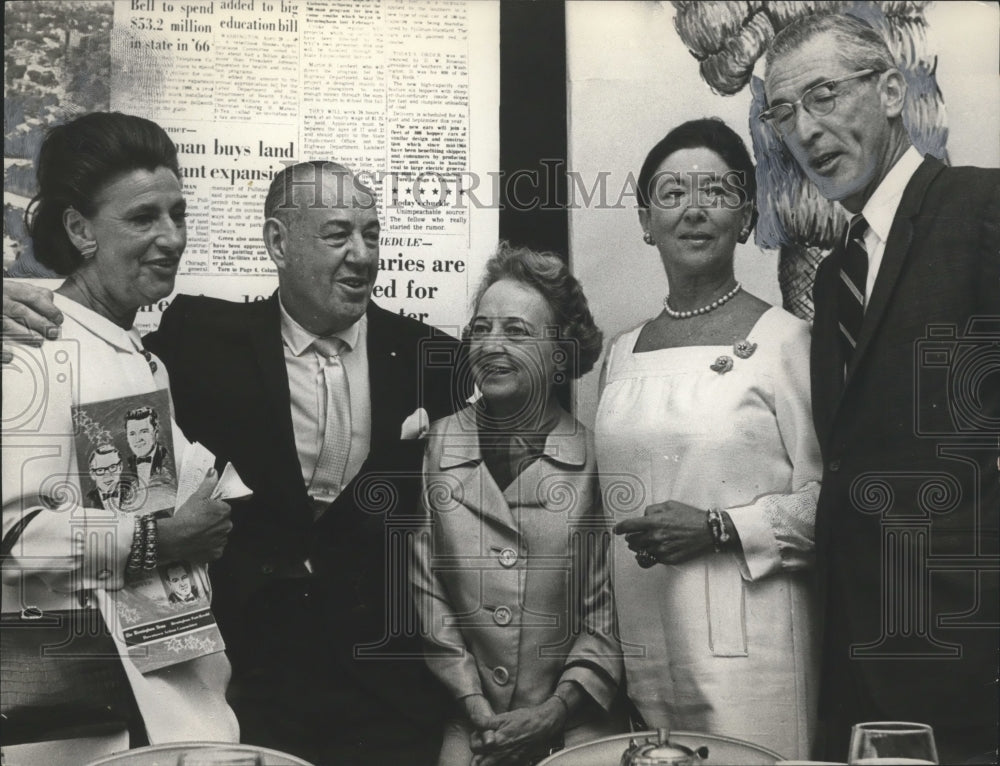 1966 Press Photo Alyce Walker, producer of Fall Fashion presentation with others - Historic Images