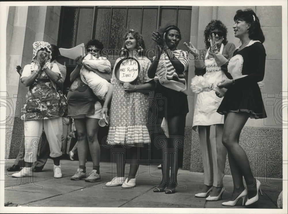 1988 Women stage event for Reuben Davis for remarks against women - Historic Images