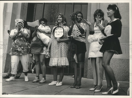 1988 Women stage event for Reuben Davis for remarks against women - Historic Images