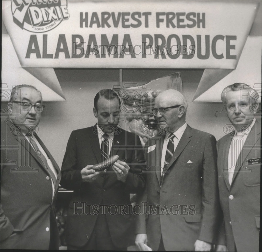 1970 Press Photo Tine W. Davis with others at Alabama Products Day luncheon - Historic Images