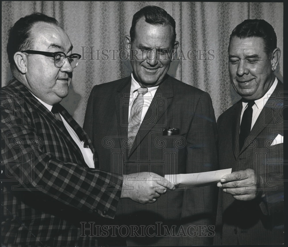 1967 Press Photo Tine Davis, presents check to Shug Jordan &amp; Bear Bryant, AL - Historic Images