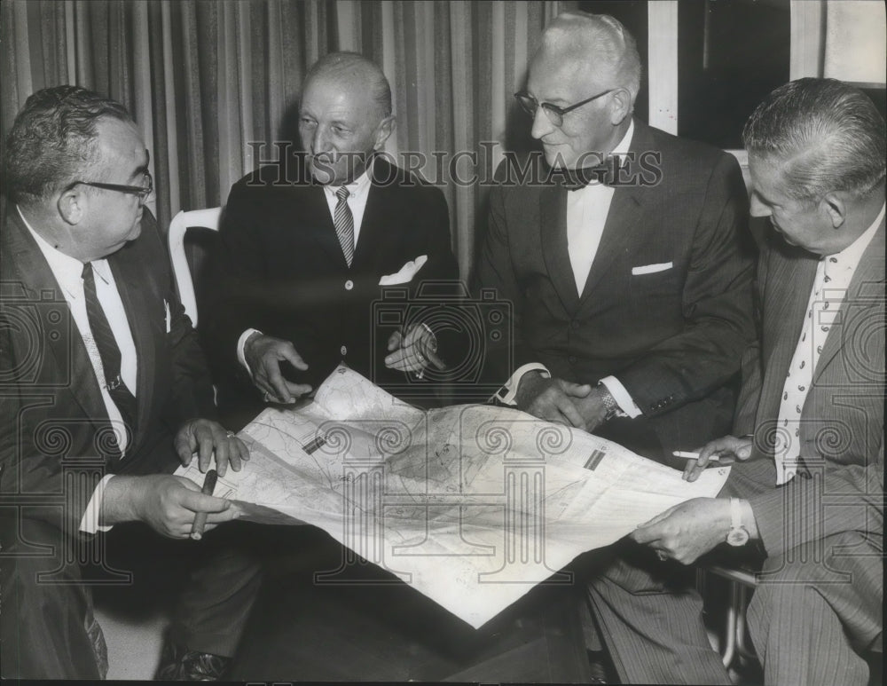 1962 Press Photo Tine Davis, President of Winn-Dixie discusses new AL locations - Historic Images