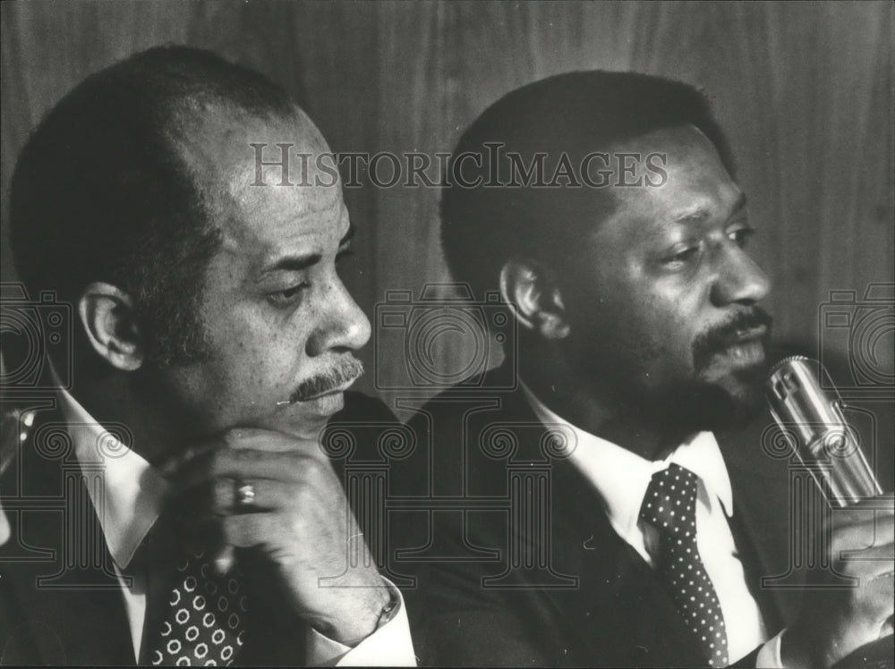 1981 Press Photo Willie Davis &amp; Arrington Aide - abna27265 - Historic Images