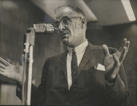 1964 Press Photo architect John Davis explains stadium costs to council, AL - Historic Images