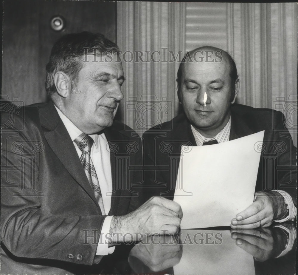 1973 Press Photo Huntsville Mayor Joe Davis &amp; Ken Johnson, environment problems - Historic Images