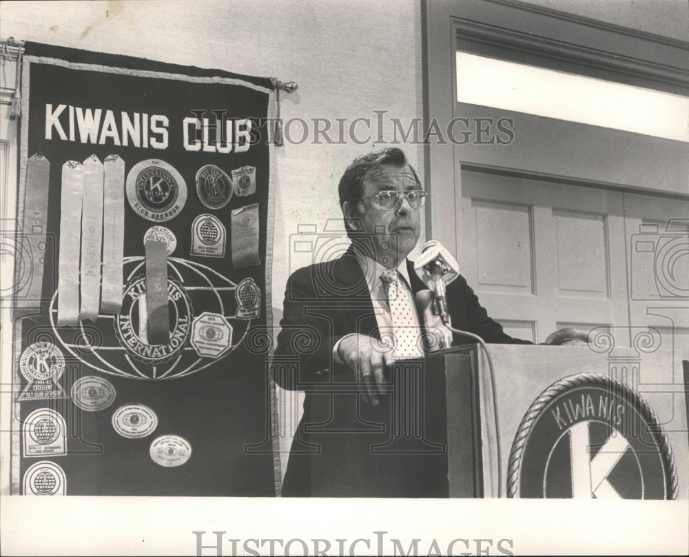 1986, United States Senator Jeremiah Denton speaks at Kiwanis Club - Historic Images