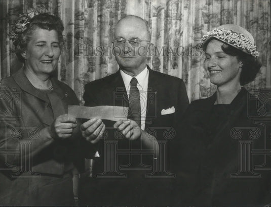 1963 Press Photo Junior League Presents Check to Birmingham Symphony Association - Historic Images