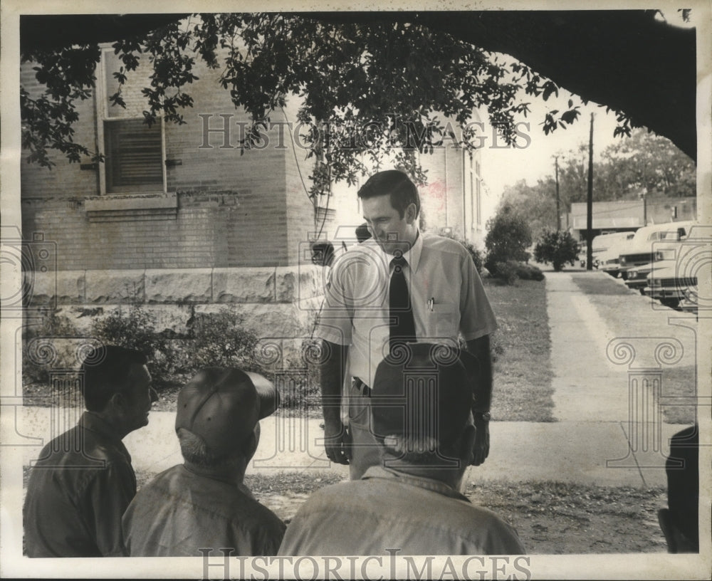 1978 Press Photo Judge George Allen Desmond, in white shirt, chats with resident - Historic Images