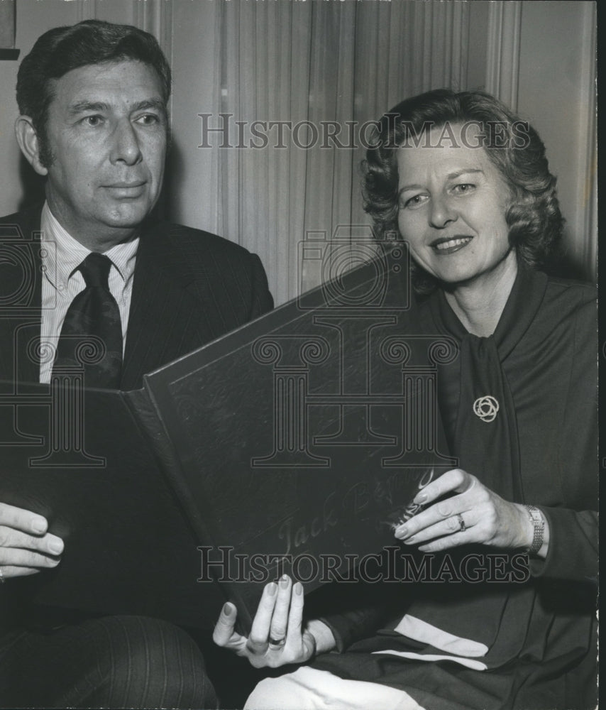 1973 Press Photo Marvin Engel, Charlotte Lankford with book given to Jack Benny - Historic Images