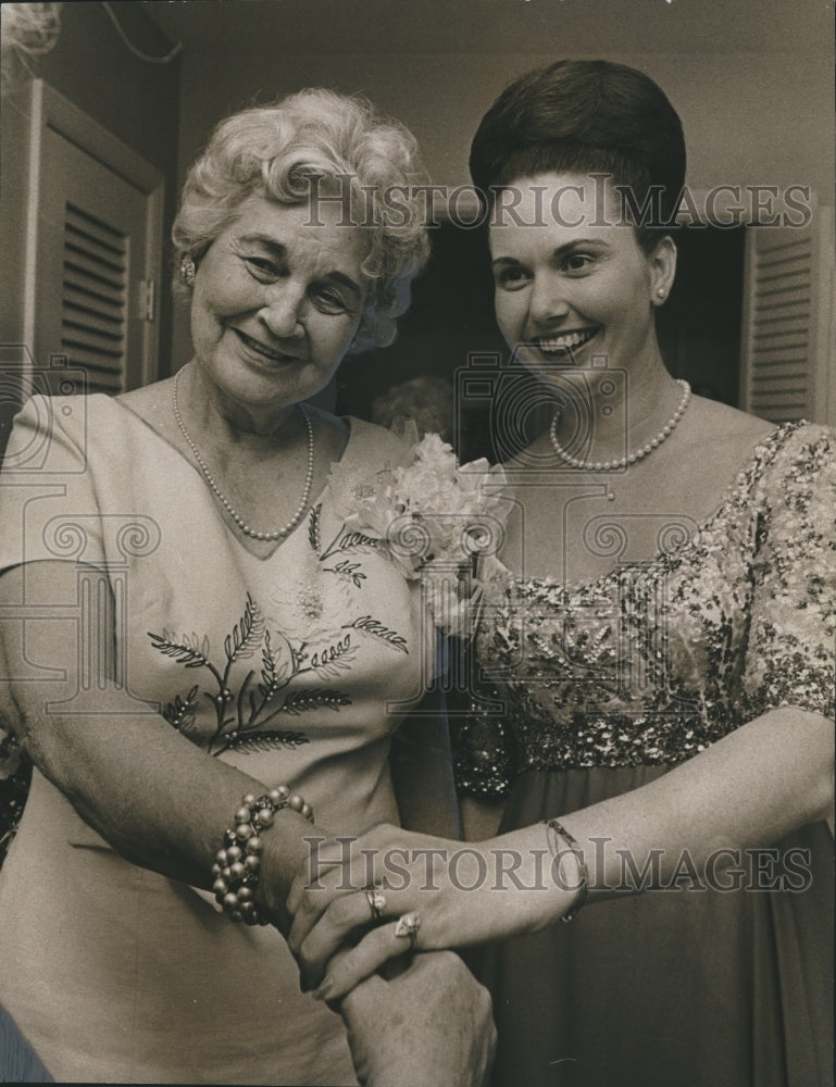 1967 Press Photo Mrs. B. L. Hinkle, Mrs. Charles F. Enslen at Sunshine Club Meet - Historic Images