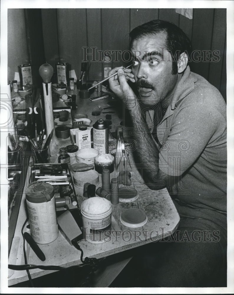 1976, Local Actor Mike Edwards puts on makeup - abna27491 - Historic Images