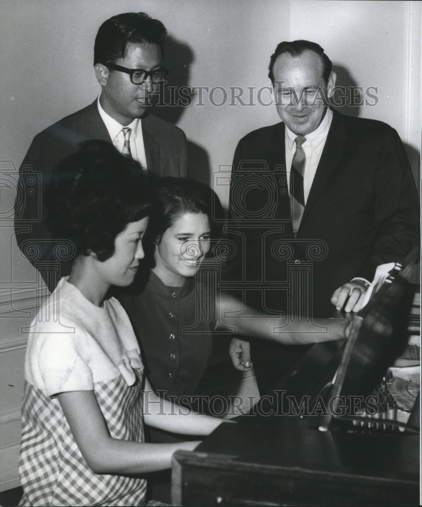 1968 Press Photo Doctor Chun-Suk Auh, Miss Joy Bazemore and Others at Piano - Historic Images