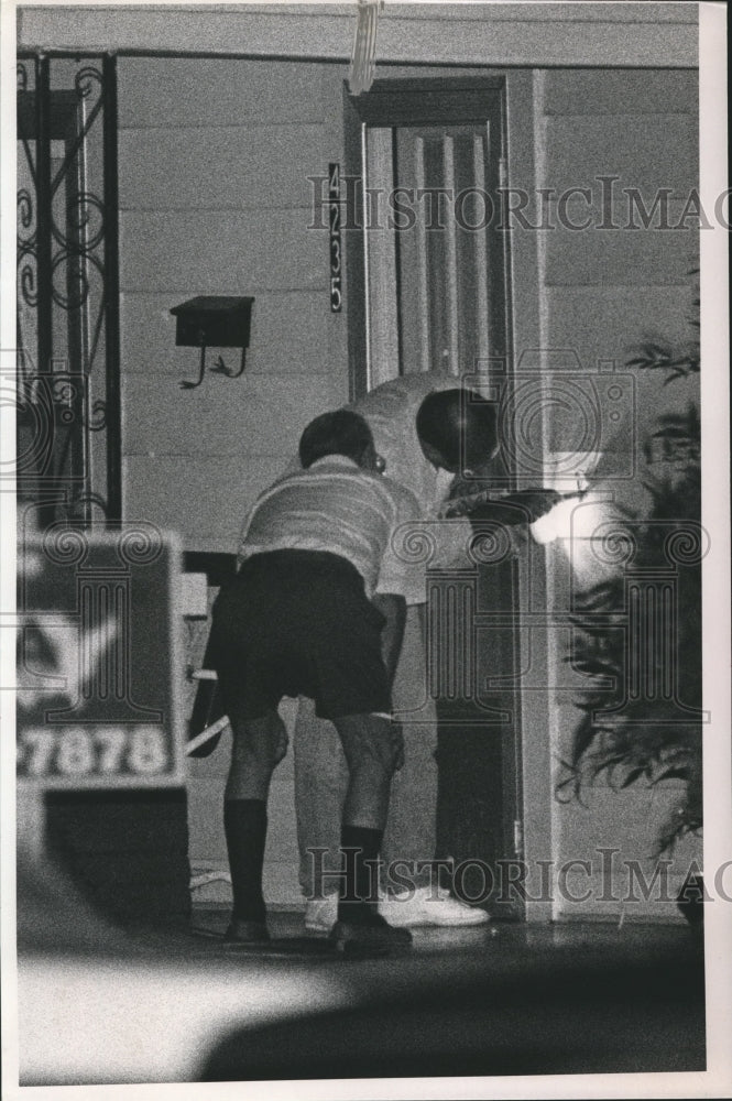 1988 Birmingham, Alabama Police Detective Pries Bullet Out of Home - Historic Images