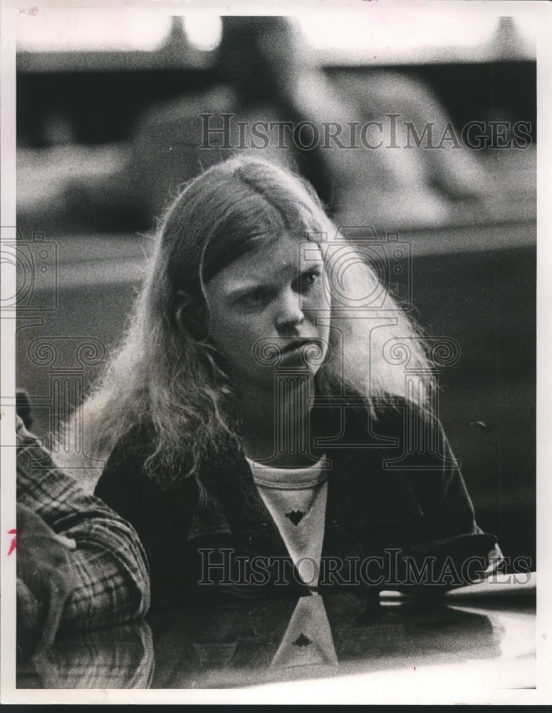 1987, Vicki Elmore in courtroom - abna27682 - Historic Images