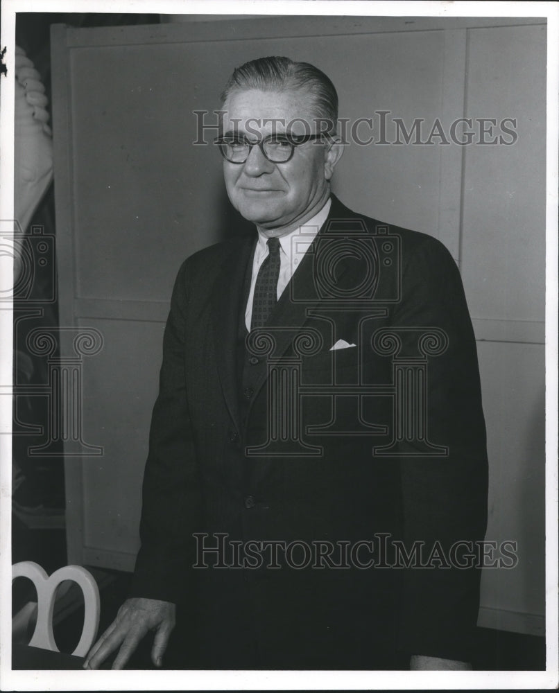 1960 Press Photo A. Gilmore Flues, Associate Secretary of the Treasury - Historic Images