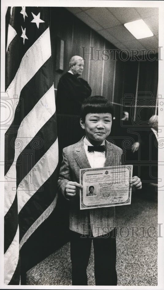 Press Photo American Citizen James Tooyoung Downing, Naturalization Ceremony - Historic Images