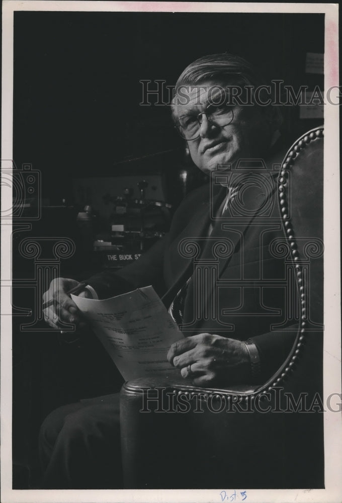 1986 Chriss Doss, Jefferson County Commissioner, at Desk - Historic Images